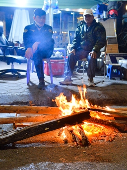 Người Hà Nội đốt lửa sưởi ấm trên đường trong đêm rét nhất từ đầu mùa đông
