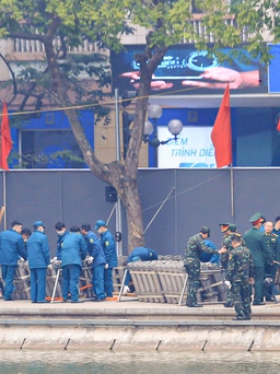 Gấp rút hoàn thiện trận địa pháo hoa tại hồ Gươm