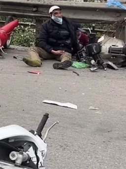 Ô tô tông 6 xe máy ở Hà Nội ngày 29 tết, 8 người nhập viện
