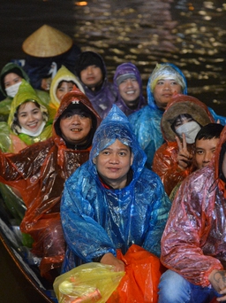 Du khách đội mưa, co ro trên đò trẩy hội chùa Hương trong đêm
