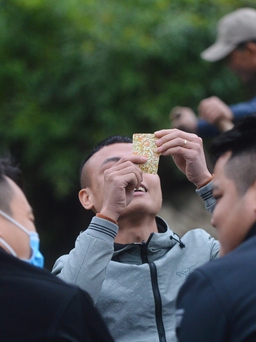 Du khách đánh bạc trên thuyền ở chùa Hương, ban quản lý 'than' khó