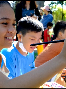 Lớp dạy vẽ miễn phí giữa một công viên ở Ninh Thuận