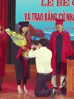 Phó bí thư đoàn trường quỳ gối cầu hôn sinh viên trong lễ trao bằng tốt nghiệp