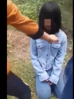 Nữ sinh Nghệ An bị nhóm bạn bắt quỳ rồi thay nhau tát vào mặt