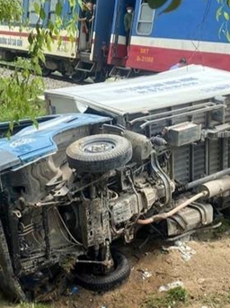 Nghệ An: Tàu SE7 đâm xe tải băng ngang đường sắt, 1 người chết, 1 người bị thương