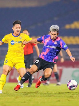 HLV Phùng Thanh Phương quá vui khi Sài Gòn FC thắng SLNA