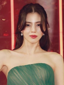 'Mỹ nhân cảnh nóng' Han So Hee đẹp tựa nữ thần tại British Fashion Awards