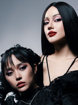 Bắt trend Wednesday, Linh Ngọc Đàm và Cô Em Trendy gây sốt với vẻ đẹp ma mị