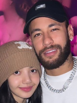 Lisa (BlackPink) đăng ảnh bên Neymar khiến fan 'phát sốt'