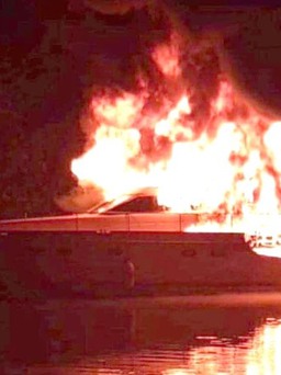 TP.HCM: Cháy du thuyền trên sông Sài Gòn, 3 người thoát chết