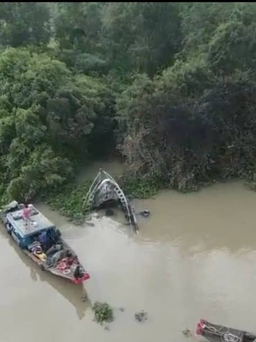TP.HCM: Trục vớt du thuyền 6 tỉ đồng bị cháy, chìm trên sông Sài Gòn