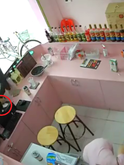 TP.HCM: Nam thanh niên vờ mua 4 ly trà sữa để trộm điện thoại 'xịn'