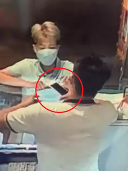TP.HCM: Cô gái giật điện thoại trên tay chủ cửa hàng