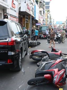 TP.HCM: Ô tô tông liên hoàn nhiều xe máy trên đường Phan Đình Phùng