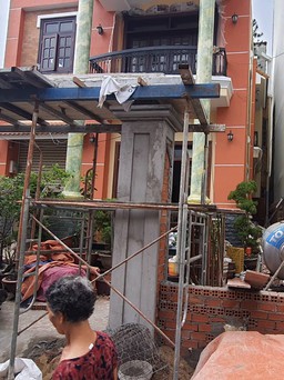 TP.HCM: Cảnh sát giải cứu người đàn ông bị tường sập vùi lấp ở Tân Thuận Đông