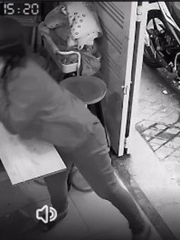 TP.HCM: Nữ quái 'giở trò' trộm điện thoại tại tiệm giặt sấy