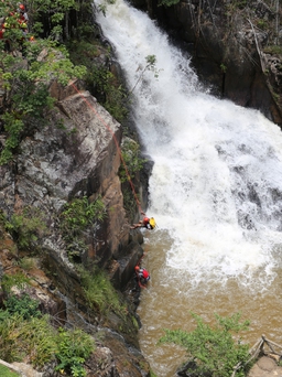Sau vụ du khách Hàn Quốc chết ở Datanla: Cấm nhảy thác từ độ cao 11m