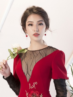 Người đẹp Hoa hậu Việt Nam nửa kín nửa hở dạo phố xuân