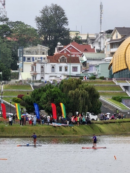 Lần đầu người dân, du khách được xem đua ván chèo đứng (SUP) tại hồ Xuân Hương