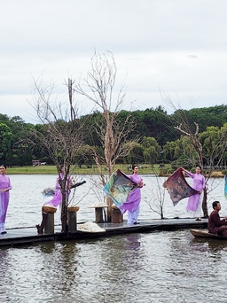 Lãng mạn thời trang lụa trên hồ Xuân Hương cuốn hút người xem