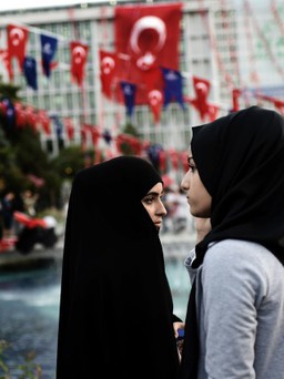 Thổ Nhĩ Kỳ bỏ lệnh cấm nữ quân nhân dùng mạng che mặt