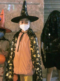 Người Hà Nội hóa trang thành đủ kiểu 'phù thủy', xuống phố trong đêm Halloween