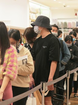 Người Hà Nội 'săn sale' Black Friday: 'Không dám mua thả ga vì Covid-19'