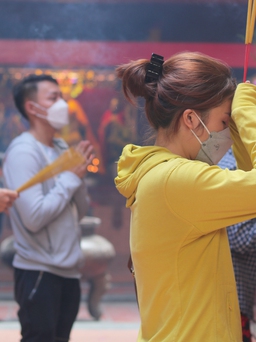 Valentine trùng dịp rằm tháng Giêng: Đi chùa cầu bình an, mong tình duyên khởi sắc