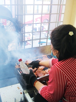 Cơm tấm nướng sườn trên lầu 1 giữa Sài Gòn: Ngon bình dân, khách ăn gần 100kg sườn/ngày