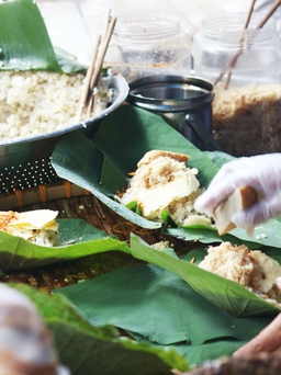 Quán xôi lá sen chỉ bán 3 tiếng, ông chủ dậy sớm 'vất vả nhưng có tiền'