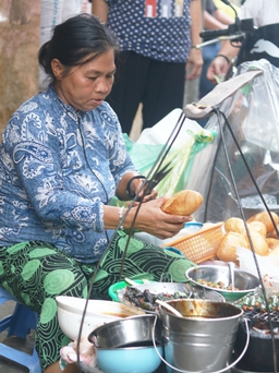 Gánh bánh mì hơn 30 năm, bà chủ quyết không 'lên đời' vì sợ ế