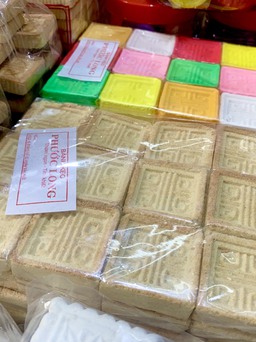Ghé chợ Bà Hoa mua bánh in: 'Không có thì tết cứ thấy thiếu thiếu'
