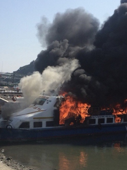 Cháy tàu cao tốc chở khách ra đảo Cô Tô