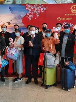 Quảng Ninh đón hơn 100 du khách đến 'xông đất' đầu năm