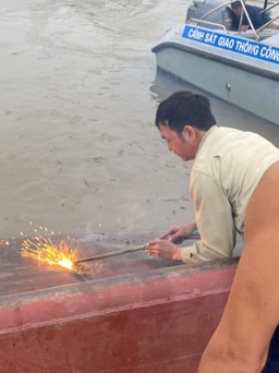 Đắm tàu trên sông Cầm (Quảng Ninh): Cắt vỏ tàu cứu sống một phụ nữ