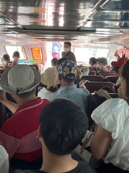 Quảng Ninh: Du khách vật vã xuống tàu ở Vân Đồn để ra các đảo