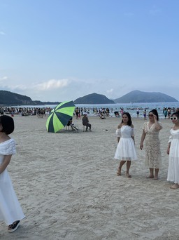 Khám phá 'viên ngọc sáng' Minh Châu với biển xanh, cát trắng giữa trùng khơi
