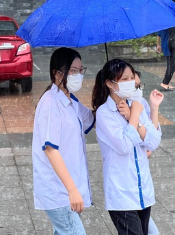 Quảng Ninh: Thí sinh dự thi tốt nghiệp THPT dầm mưa ra về