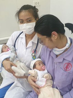 Quảng Ninh: Cặp song sinh bị xuất huyết tiêu hóa hiếm gặp