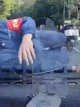 Tạm đình chỉ nhân viên ở Yên Tử nhảy lên nắp ca pô xe du khách