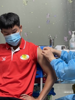 Lo giảm thể lực, Tiến Dũng và 4 cầu thủ Viettel tự tập trong phòng tại Thái Lan