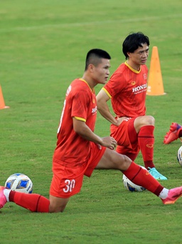 Tránh quá tải, tuyển Việt Nam có nên sử dụng đội hình siêu dự bị cho AFF Cup?