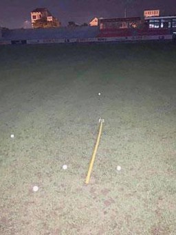 Sân Hà Tĩnh thành nơi tập golf, HLV Thành Công thấy rất kỳ quặc