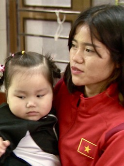 Con gái của tuyển thủ nữ Việt Nam gọi mẹ bằng chị sau 8 tháng xa cách
