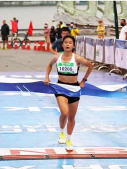 Đàn em của Phạm Thị Hồng Lệ về nhất giải chạy bán marathon Tây Hồ