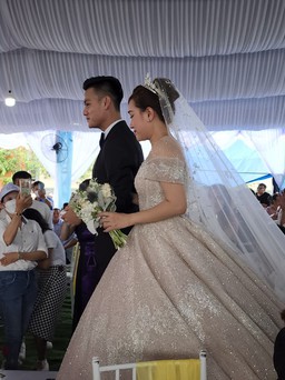 Đám cưới Hồ Tấn Tài hoành tráng giữa sân Kim Sơn, dàn sao bóng đá chúc phúc