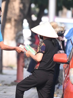 Hét giá cao ngất, dân phe vé chợ đen sân Việt Trì ‘ngáp vặt’ vì ế