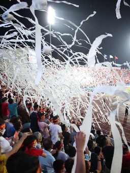 Sân Việt Trì không còn màn tung giấy vệ sinh, khán giả được cổ vũ bằng gì?