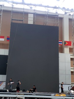 Gấp rút chuẩn bị sân khấu trong nhà khổng lồ cho bế mạc SEA Games 31