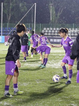 Miệt mài rèn ‘vũ khí’ dưới mưa, tuyển nữ Việt Nam quyết giành 3 điểm trước Campuchia